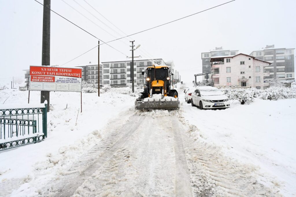 Isparta Belediyesi karla etkin mücadele gerçekleştiriyor 25 12 2024 karla mucadele 2