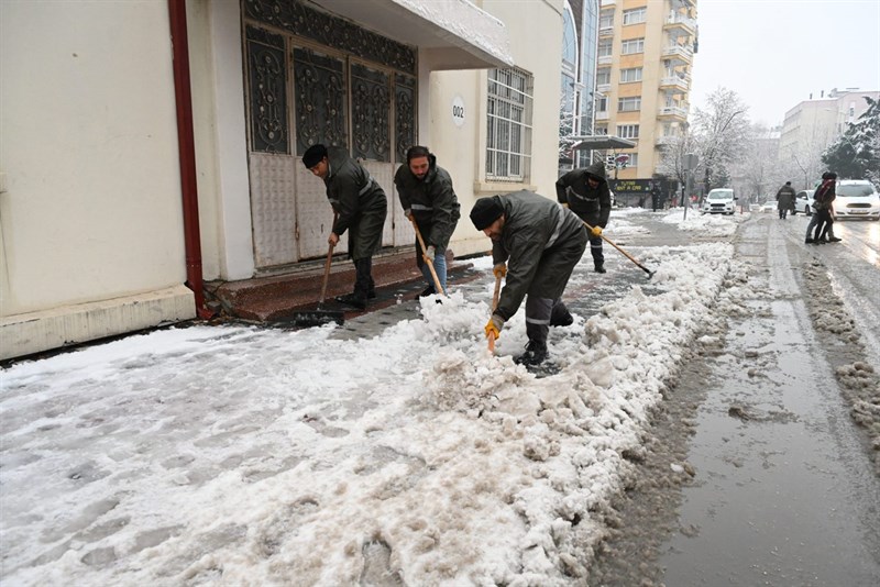 Isparta Belediyesi karla etkin mücadele gerçekleştiriyor 25 12 2024 karla mucadele 5