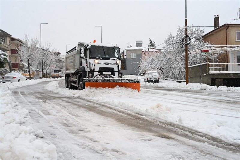 Isparta Belediyesi karla etkin mücadele gerçekleştiriyor