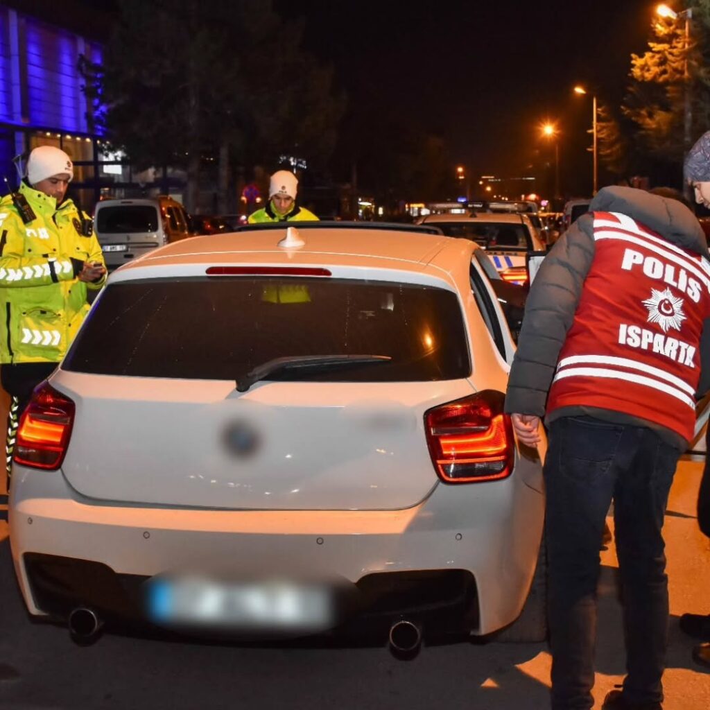 Isparta'da Son 24 Saatte Yapılan Trafik Denetimlerin de 16 Araç Men Edildi Denetleme 3