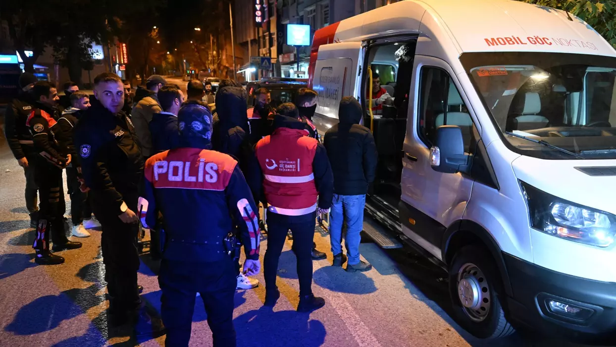 81 İlde Operasyon 904 Göçmen Kaçakçısı Yakalandı.
