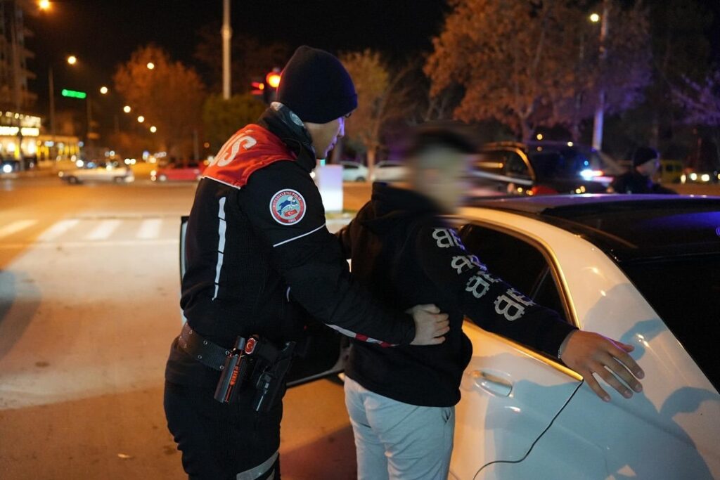 ISPARTA EMNİYETİ KARARLILIKLA DENETİMLERİNE DEVAM EDİYOR 4 ARAÇ DAHA MEN EDİLDİ. SaveClip.App 470054676 930061642422381 8723135132640084086 n