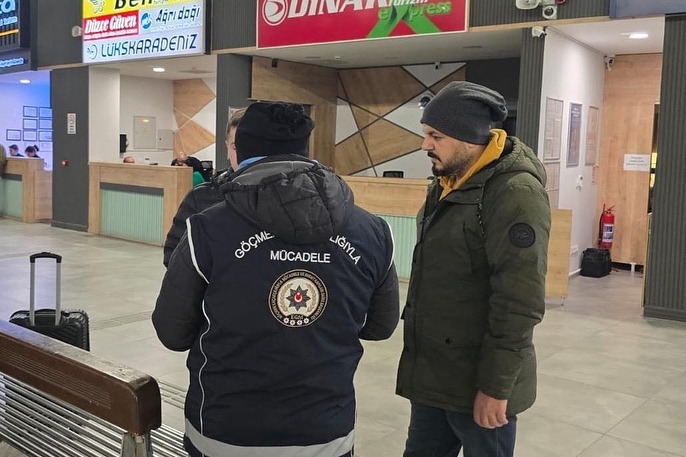 Isparta Otogarda Göçmen Kaçakçılığı Denetimi 215 Şahıs Kontrolü SaveClip.App 470974623 1517105398974655 2521304862855476430 n