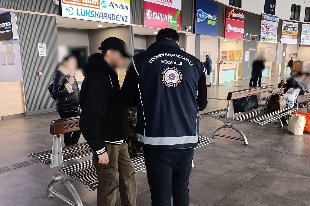 Isparta Otogarda Göçmen Kaçakçılığı Denetimi 215 Şahıs Kontrolü
