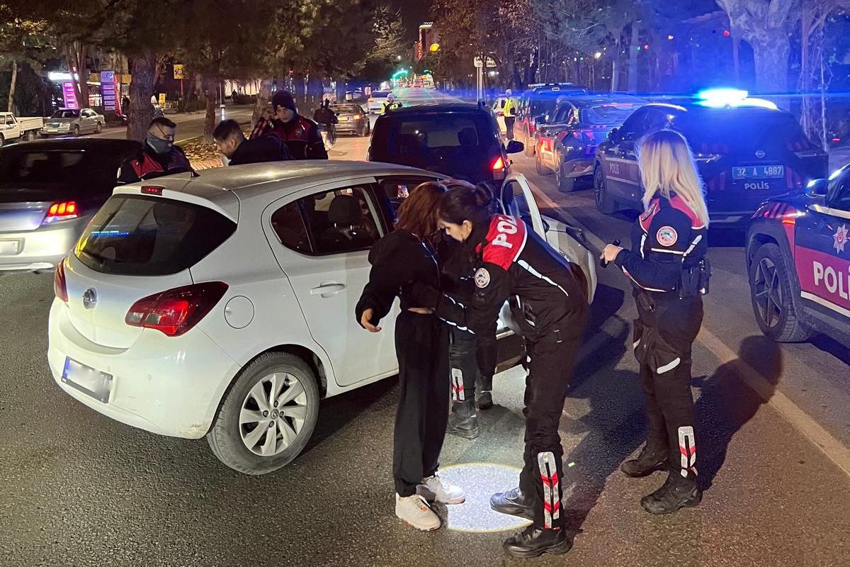 DENETİMLER SONUCU ISPARTA’DA 6 KİŞİ YAKALANDI