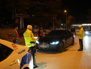 Isparta’da Trafik Güvenliği İçin Denetimler Devam Ediyor. 2 Araç Men Edildi