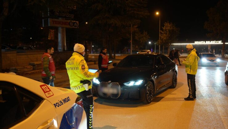 Isparta’da Trafik Güvenliği İçin Denetimler Devam Ediyor. 2 Araç Men Edildi