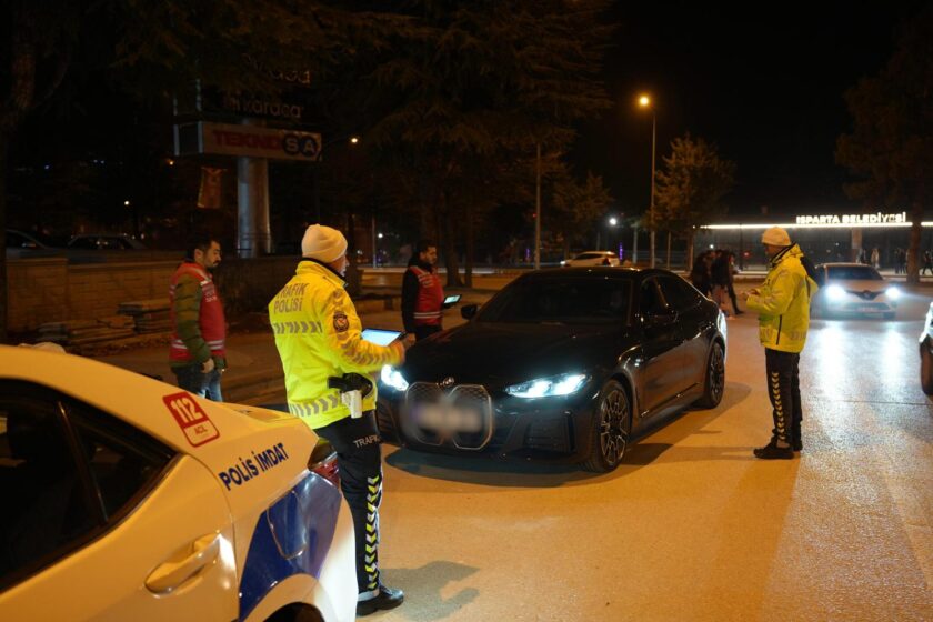 Isparta'da Trafik Güvenliği İçin Denetimler Devam Ediyor. 2 Araç Men Edildi 2 7 e1738012222422