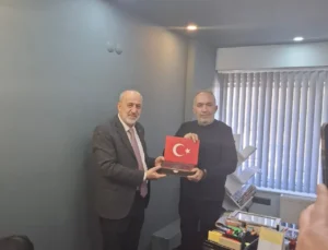 Camii Yaptıran O Hayırsevere Kur’an-ı Kerim Meali Hediye Edildi