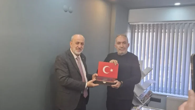 Camii Yaptıran O Hayırsevere Kur’an-ı Kerim Meali Hediye Edildi
