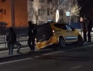 Özkanlar Alt Geçidi’nde Ticari Taksi Kazası: Kaldırıma Asıldı