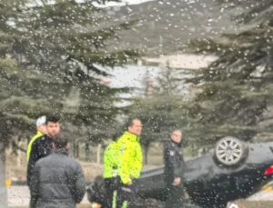 Isparta’da Otomobil Refüje Ters Yandı: Sürücü Yaralandı