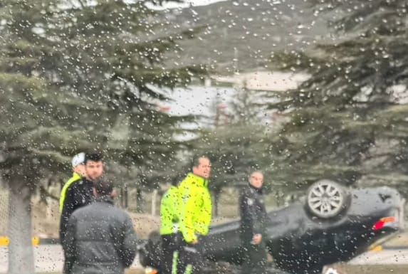 Isparta’da Otomobil Refüje Ters Yandı: Sürücü Yaralandı