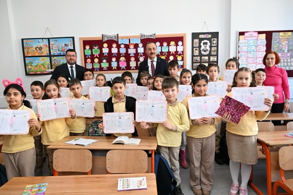 Vali Abdullah Erin Minik Kalplerin Karne Heyecanlarında Onları Yalnız Bırakmadı SaveClip.App 474111593 1151996683195688 6151400069803866019 n