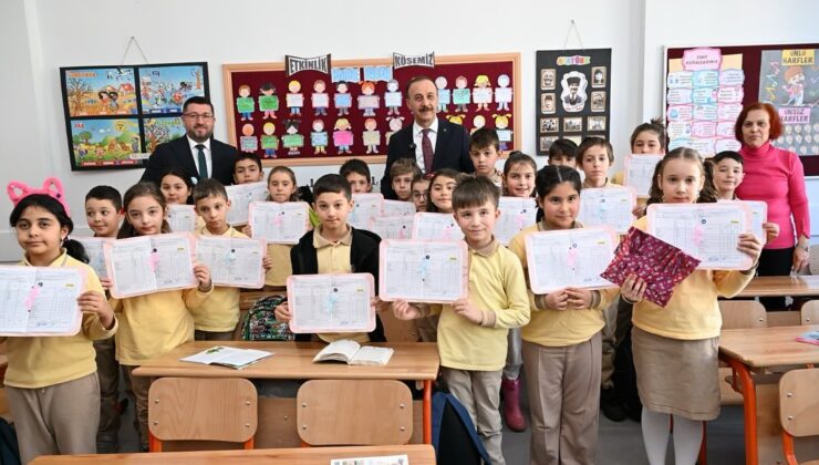 Vali Abdullah Erin Minik Kalplerin Karne Heyecanlarında Onları Yalnız Bırakmadı