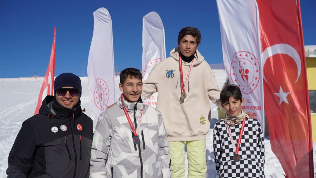 Isparta Hızırbey Ortaokulu Öğrencilerinden Kayak Başarısı! derece 2