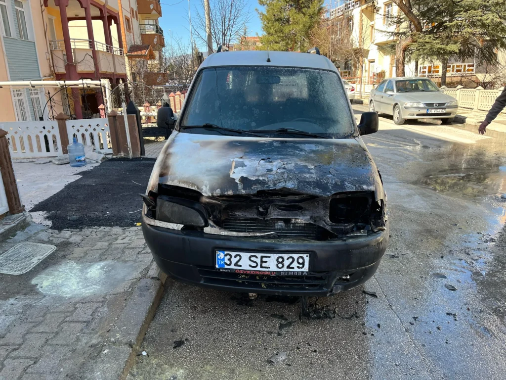 Isparta’da Hafif Ticari Araçta Yangın: İtfaiye Hızla Müdahale Etti Arac Yangini 1