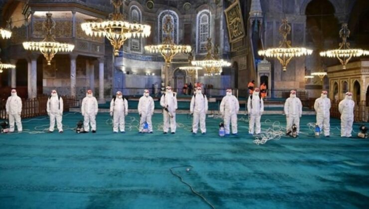 Ayasofya Camii Ramazan İçin Gül Suyu ile Dezenfekte Edildi