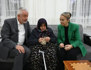 Zeynep teyzeden gönül veren bağış ve Cumhurbaşkanı Erdoğan’a hediye çorap