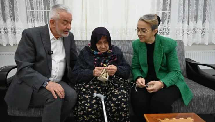 Zeynep teyzeden gönül veren bağış ve Cumhurbaşkanı Erdoğan’a hediye çorap