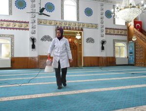 Isparta Belediyesi’nden camilerde Ramazan temizliği devam ediyor