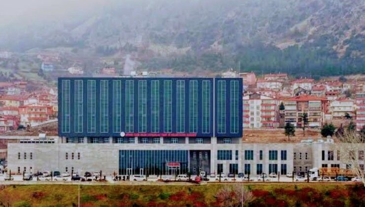 Eğirdir Aile Sağlığı Merkezi (Sağlık Ocağı), depreme karşı riskli olduğu gerekçesiyle kapatılıyor.