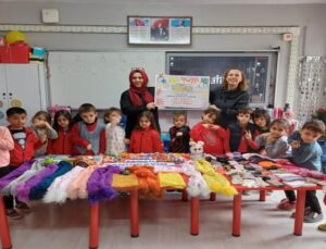Eğirdir’in minikleri depremzede çocuklar için atkı ördü