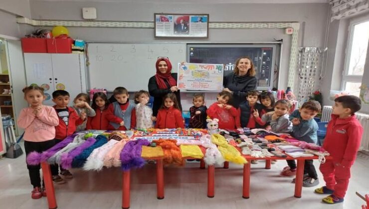 Eğirdir’in minikleri depremzede çocuklar için atkı ördü