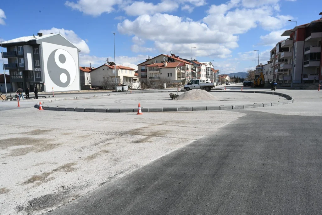 Isparta Belediyesi’nden Trafik Akışını Kolaylaştıran Yeni Düzenlemeler: Kavşak Yeniden Yapılıyor Kavsak 2