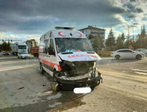 Ambulans Tır’la çarpıştı