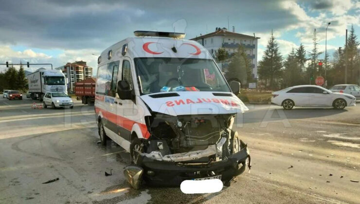 Ambulans Tır’la çarpıştı