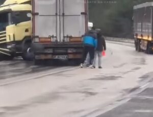 Isparta-Antalya Karayolunda Tır Bariyere Çarptı: Kazada Yaralanan Olmadı