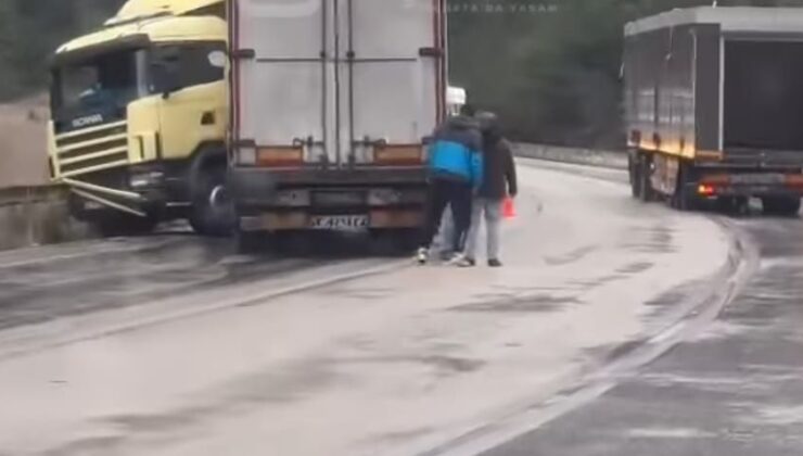 Isparta-Antalya Karayolunda Tır Bariyere Çarptı: Kazada Yaralanan Olmadı