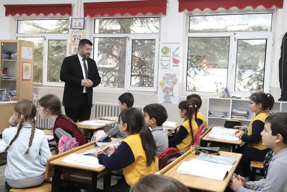 Müdür Ocak öğrencilerin sınıflarına misafir oldu