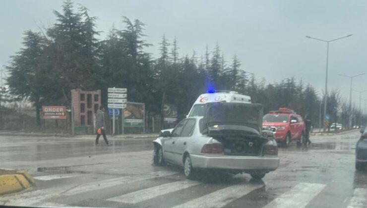 Gölcük Yolunda Sabah Saatlerinde Kaza: 2 Araç Çarpıştı