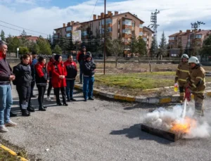 Huzurevi personeli ve sakinlerine yönelik yangın güvenliği eğitimi ve tatbikatı