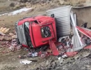 Şarkikaraağaç’ta İçki Yüklü Tır Kaza Yaptı: Sürücü Yaralandı