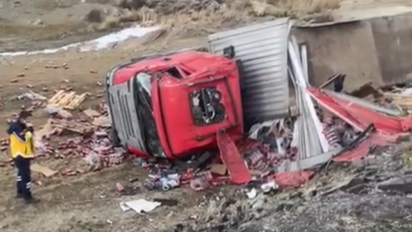 Şarkikaraağaç’ta İçki Yüklü Tır Kaza Yaptı: Sürücü Yaralandı