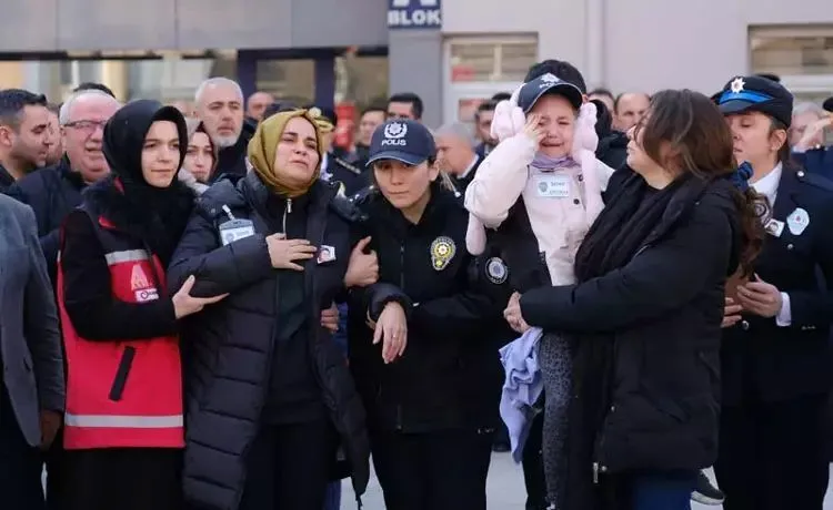 Konya’da Şehit Olan Polis Memuru Onur Şirin İçin Tören Düzenlendi: Şehidimizin Kızının Vedasına Yürekler Dağlandı Vedalar zamansizdir 3