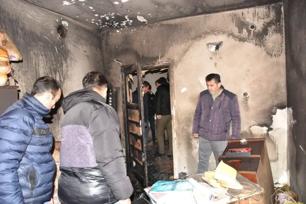 Eğirdir Belediye Başkanı Mustafa Özer bugün sabaha karşı evi yanan aileleri yalnız bırakmadı. Yangin 2