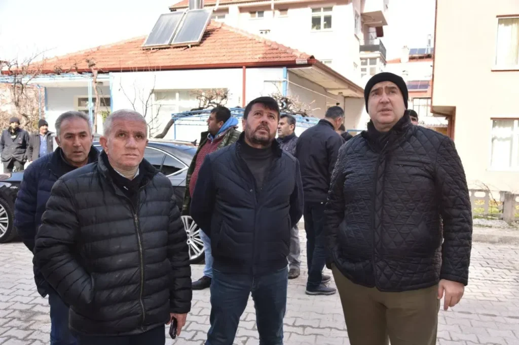 Eğirdir Belediye Başkanı Mustafa Özer bugün sabaha karşı evi yanan aileleri yalnız bırakmadı. Yangin 3