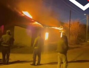 Isparta’nın Eğirdir İlçesinde meydana gelen yangında ev kullanılmaz hale geldi.