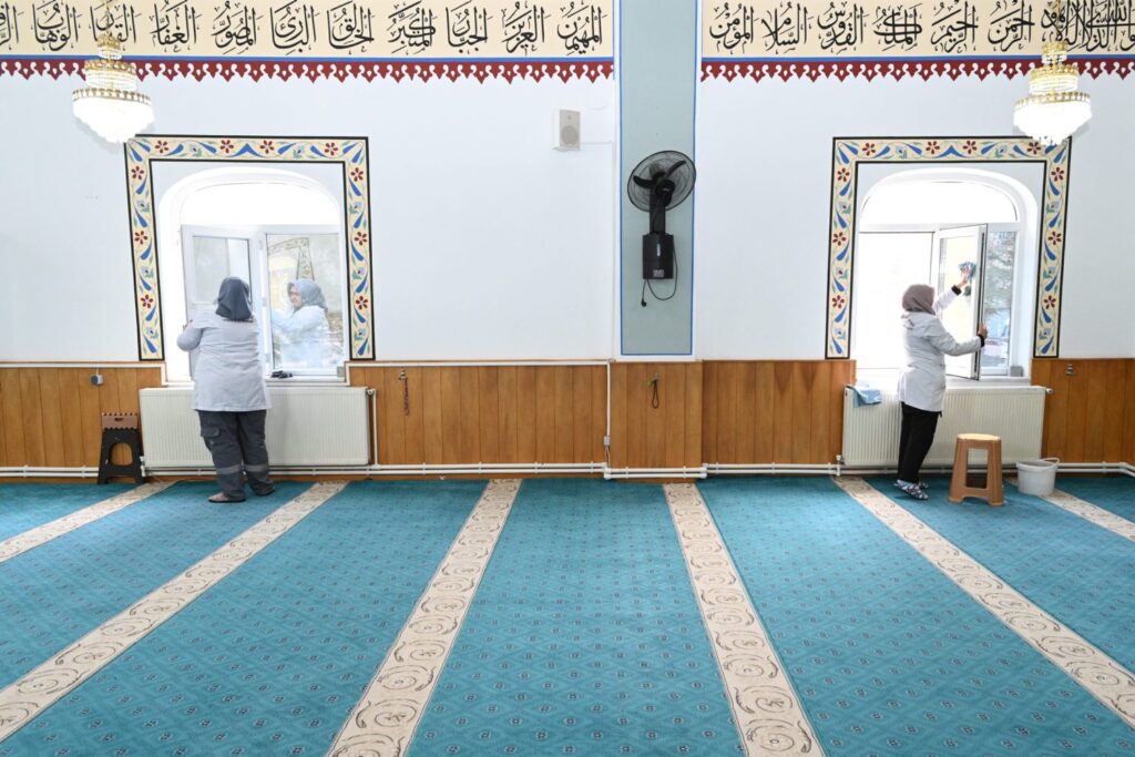 Isparta Belediyesi’nden camilerde Ramazan temizliği devam ediyor camii2