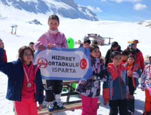 Hızırbey Orta Okulu Öğrencilerinden Alp Disiplini Kayak ve Snowboard Yarışmalarında Büyük Başarı
