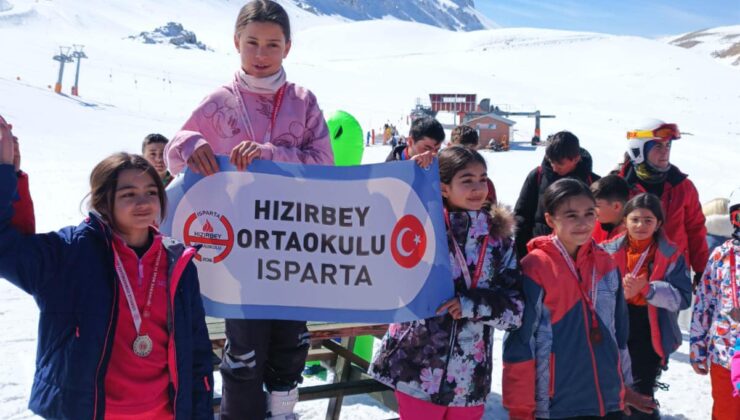 Hızırbey Orta Okulu Öğrencilerinden Alp Disiplini Kayak ve Snowboard Yarışmalarında Büyük Başarı