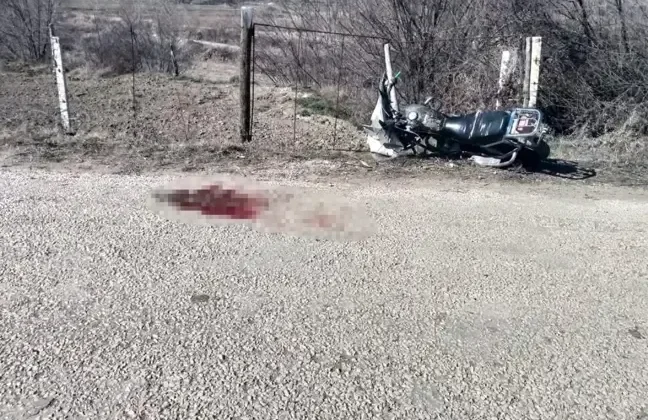 Motosikletten düşen genç adam yaşamını yitirdi