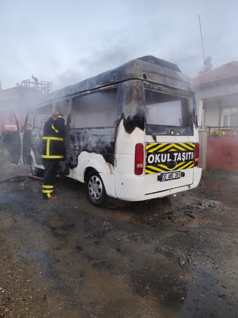 Isparta'da alev alan okul servisindeki 2 öğrenci son anda kurtarıldı s2