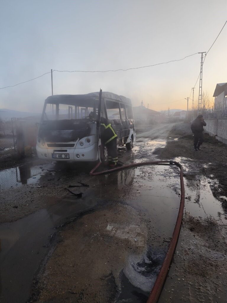 Isparta'da alev alan okul servisindeki 2 öğrenci son anda kurtarıldı s3