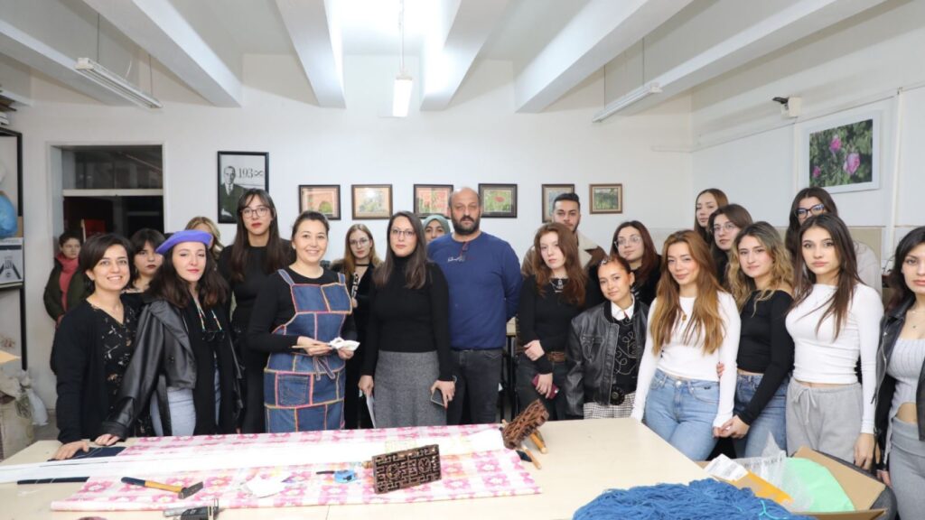Süleyman Demirel Üniversitesi’nden Özgün Bir Workshop: Mumlama Batik Tekniği ile İkat Dokuma Atölyesi Düzenlendi sdu
