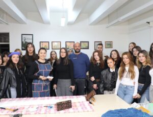 Süleyman Demirel Üniversitesi’nden Özgün Bir Workshop: Mumlama Batik Tekniği ile İkat Dokuma Atölyesi Düzenlendi
